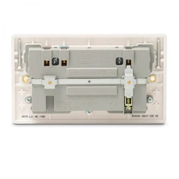 BG 白色圓角3USB 3.1A雙位牆壁插座充電器 (822U33)