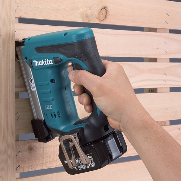 Makita 牧田 18V 充電式碼釘槍 DST221Z (淨機)